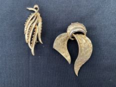 2 vintage gold coloured brooches