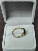 9Ct Gold Onyx Gent's Ring. Size S.
