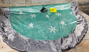Gorgeous Velvet Frozen Style Tree Skirt. RRP £29.99