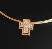 Mehrsträngiger Halsreif mit Kreuzanhänger 750 GG (Juwelier Goldbaur)
