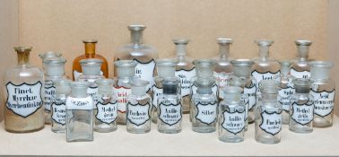 27-teiliges Konvolut von Apothekergläsern (20. Jh.)