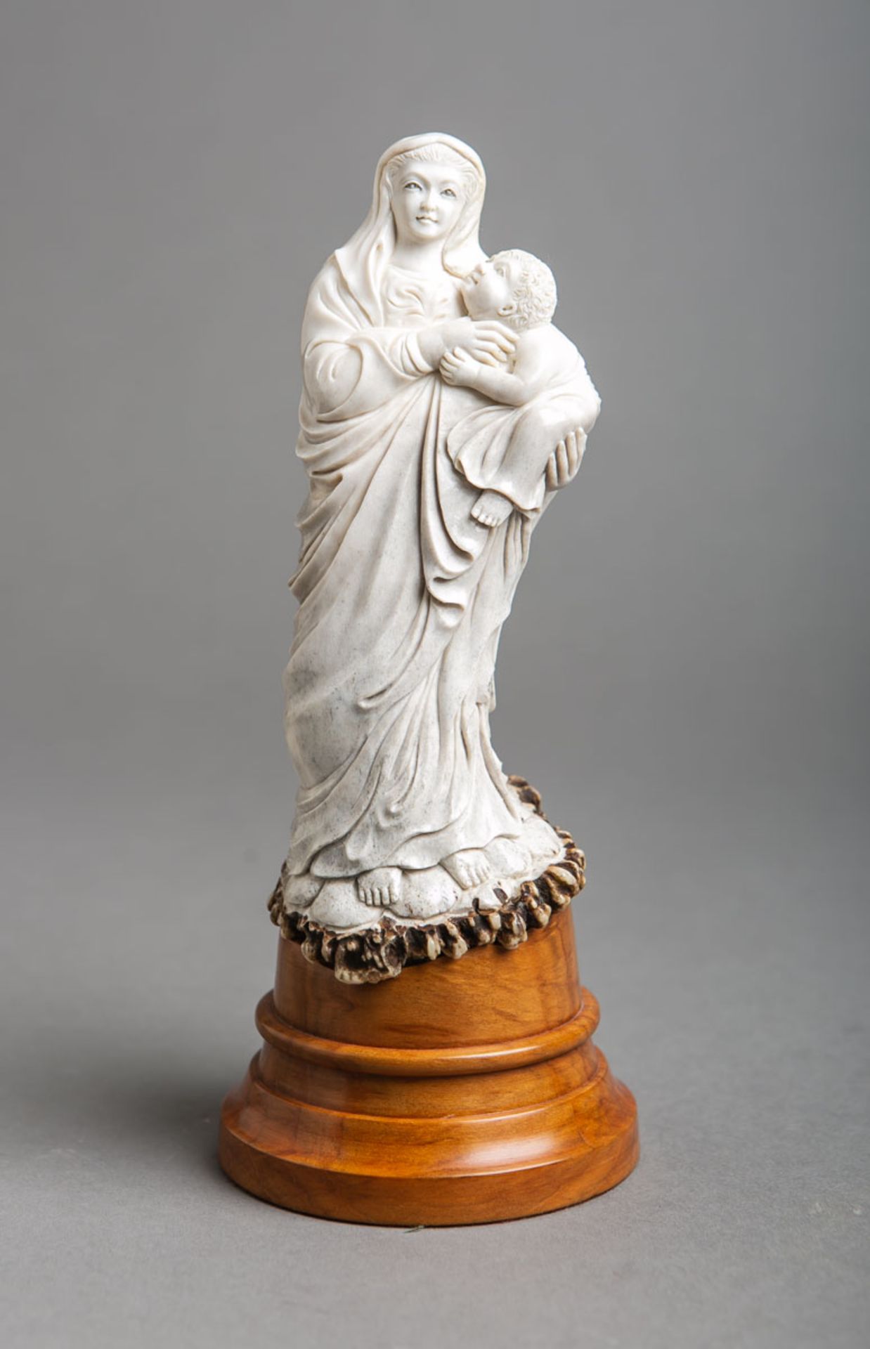 Hirschhorn-Schnitzarbeit "Maria mit Kind" (wohl um 1900)