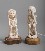 2-teiliges Set von Beinschnitzereien / Tödlein (wohl 20. Jh.)