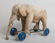 Elefant auf Rädern (Steiff, wohl 50er J.)
