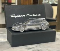 Sammlermodell des Porsche Taycan Turbo S