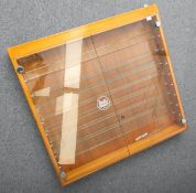 Hängevitrine mit Wandhalterung