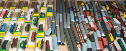 Modelleisenbahn Konvolut div. Hersteller, 176 div. Anänger/ Wagen