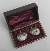 Paar Salieren in Muschelform