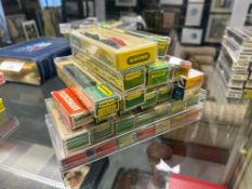 30-teiliges Konvolut von Modellbahn-Wägen (Minitrix, Fleischmann)