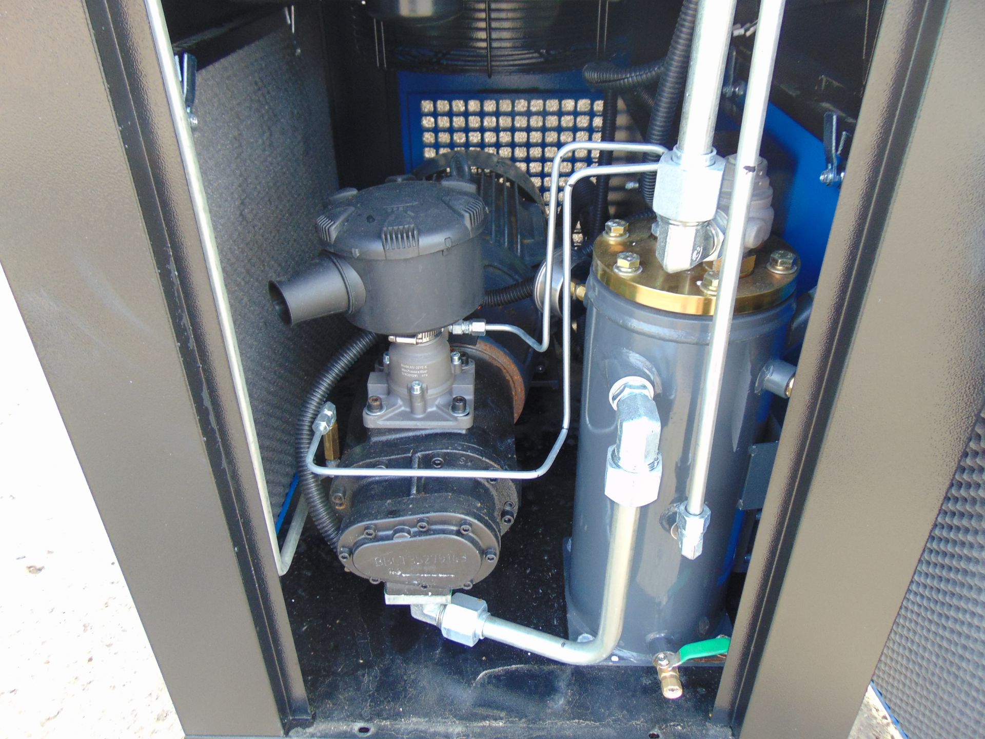 **NEW UNUSED** Zelfir 10HP silenced industrial rotary screw air compressor 3ph 11m3/Min - Image 8 of 11