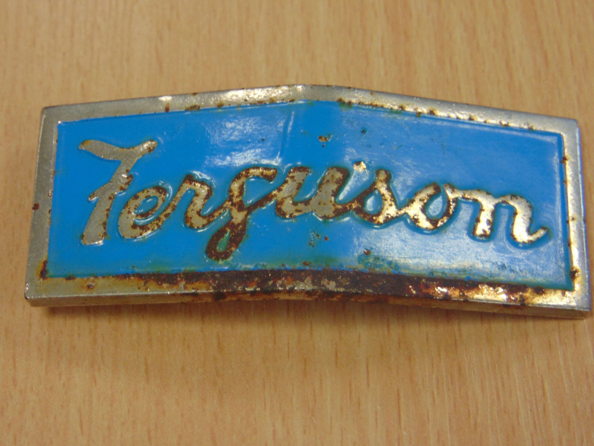 GENUINE FERGUSON TE20 (GREY FERGIE) TRACTOR BOUNET BADGE - Image 3 of 4