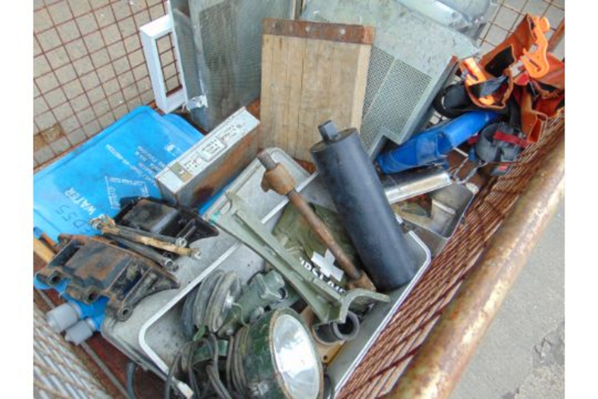 1x Stillage CVRT Track Links, Search Light Ammo Tins etc - Image 3 of 6