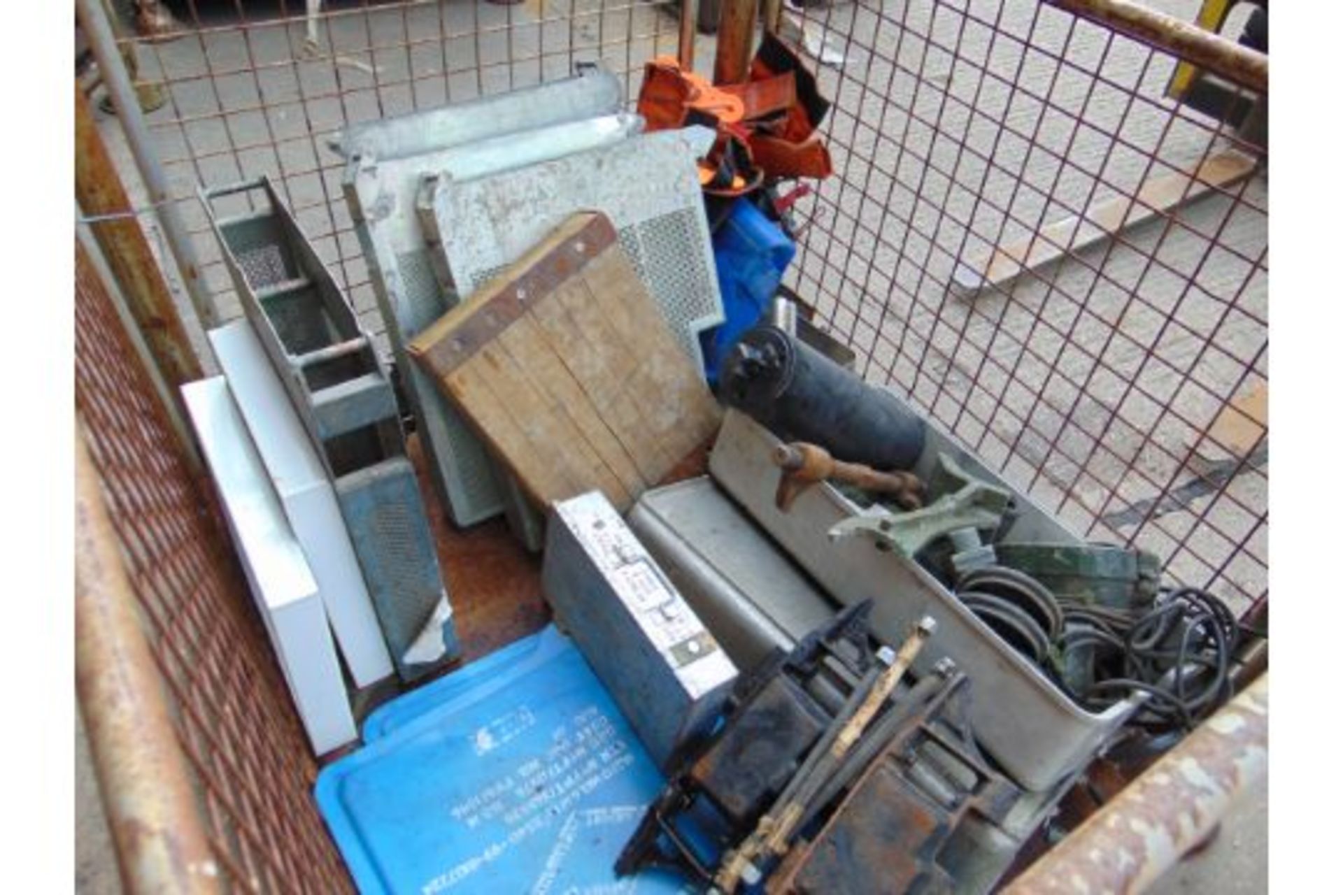 1x Stillage CVRT Track Links, Search Light Ammo Tins etc