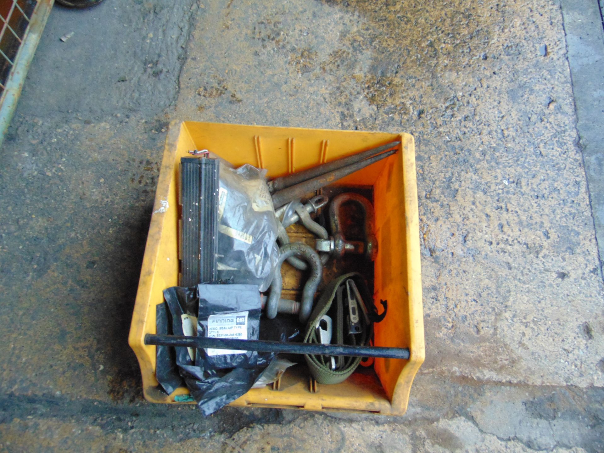 D Shackles, Pins, Caterpillar Spares etc - Image 4 of 4