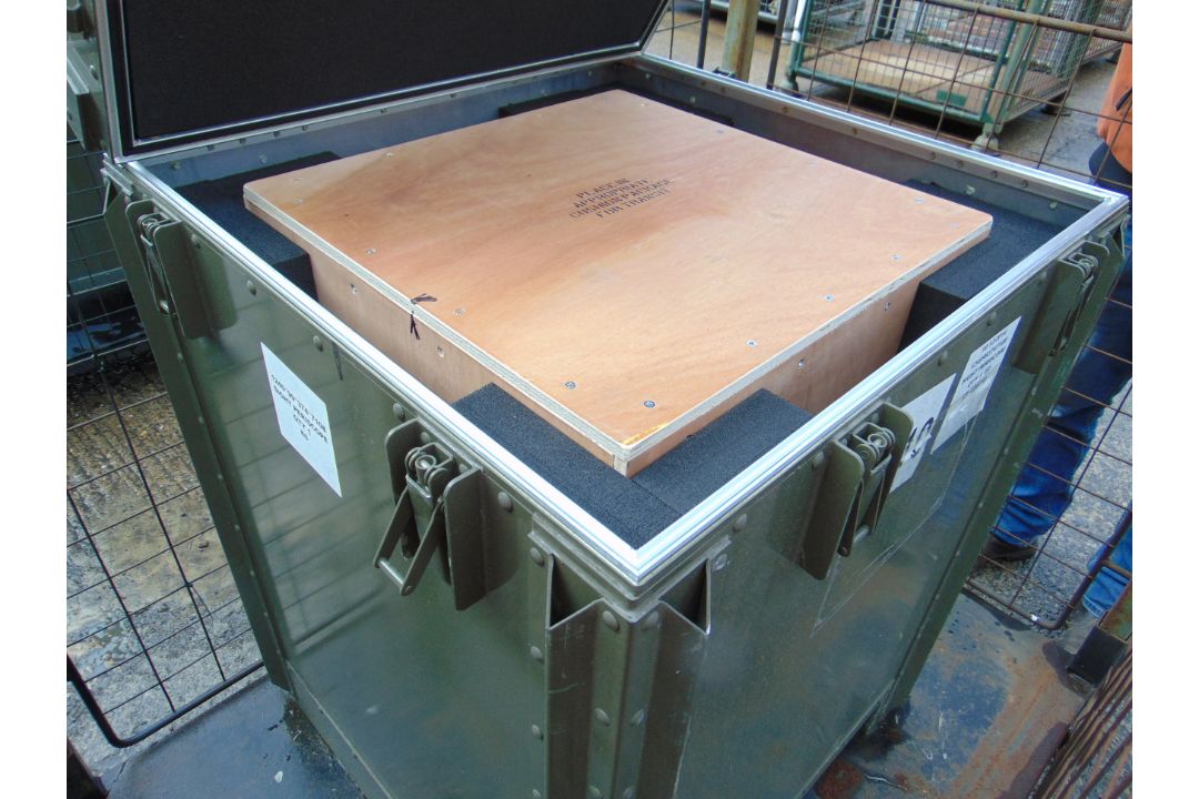 AFV Sight Periscope Gyro Stabilized Head assembly for MBT Challenger Tank in Transit Case - Image 7 of 8