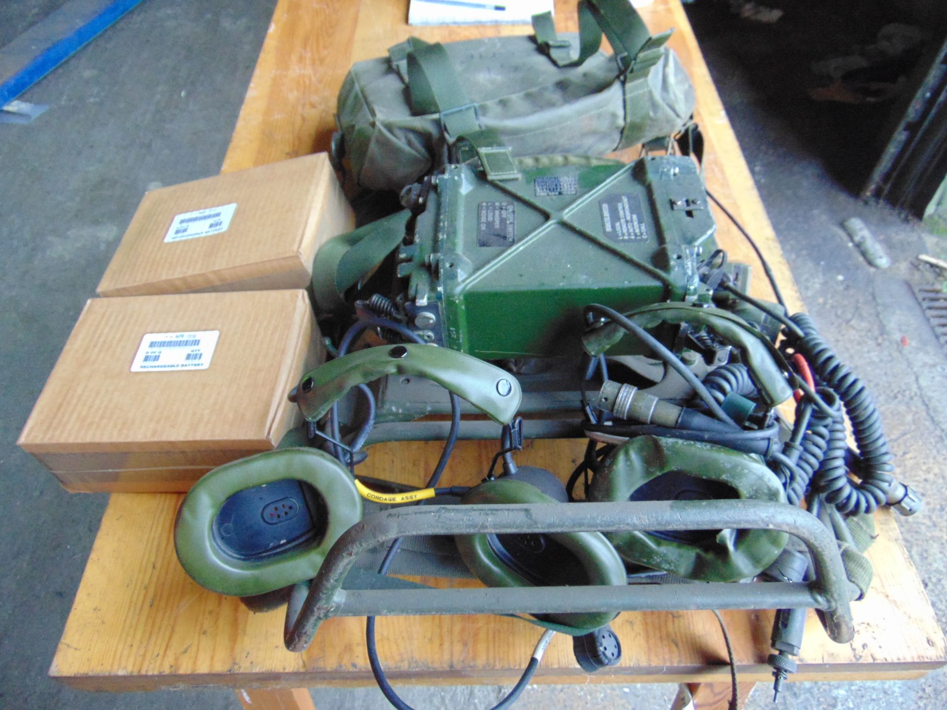 UK RT 351 Transmitter Receiver C/W Kit & 2 Batteries - Image 3 of 4