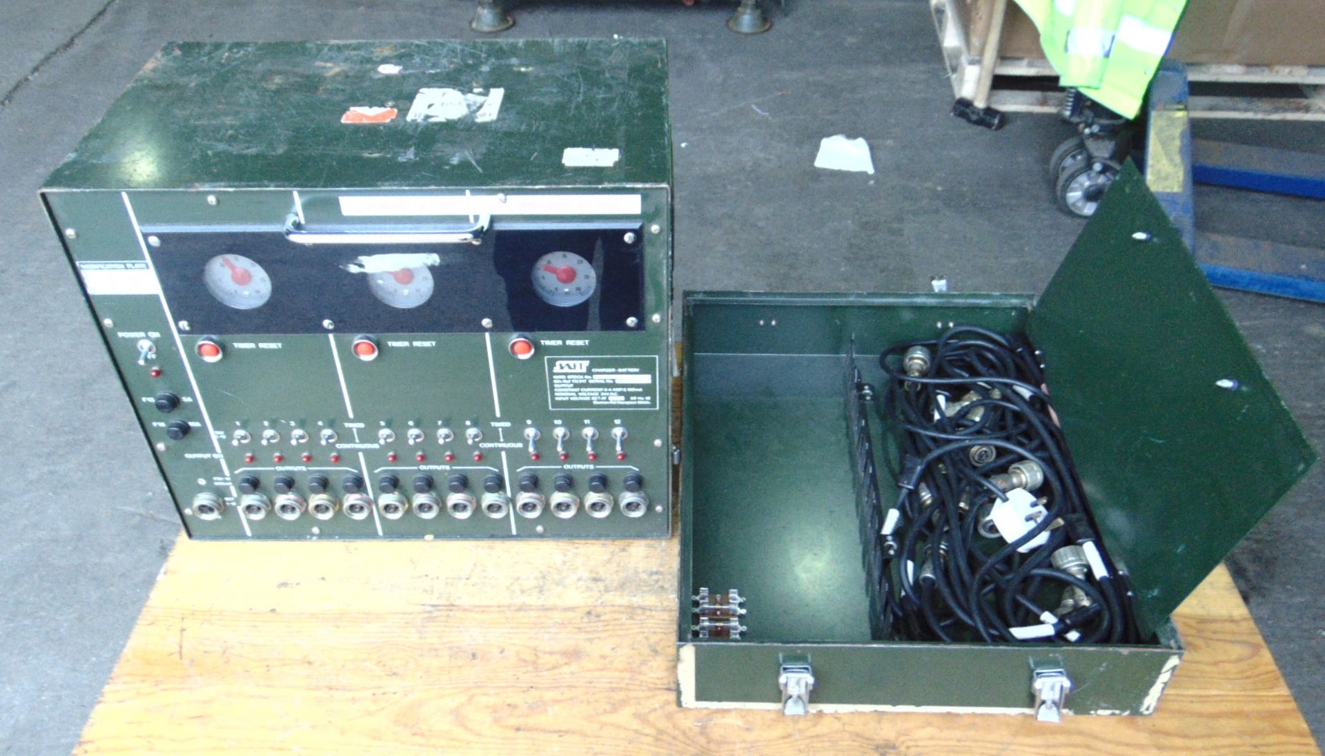 Very Rare SAFT Clansman 24V Universal Radio Battery Charger 240V Mains c/w Leads Instructions - Image 2 of 8