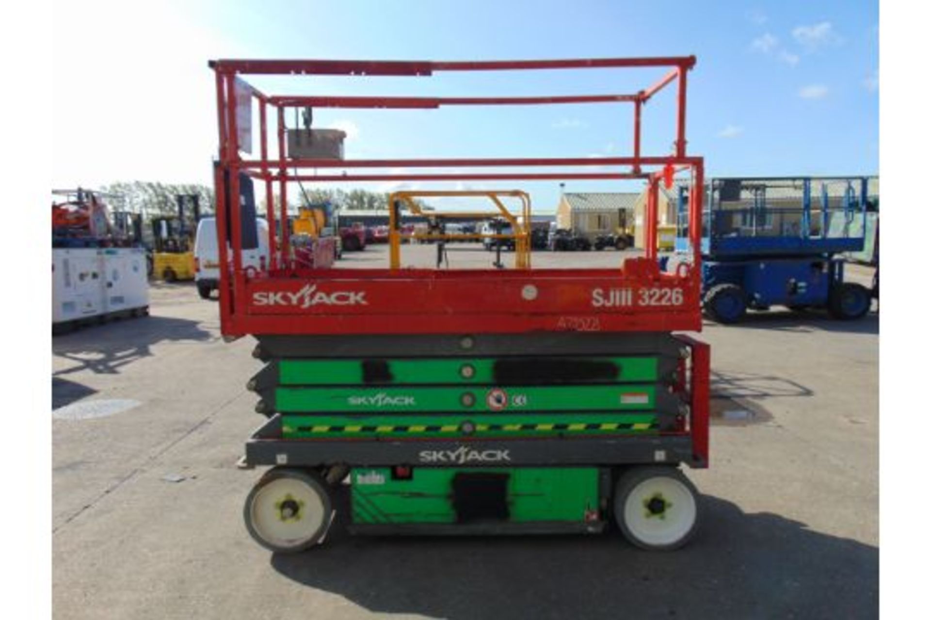 Skyjack SJIII 3226 Electric Scissor Lift Access Platform ONLY 195 Hours! - Image 5 of 17
