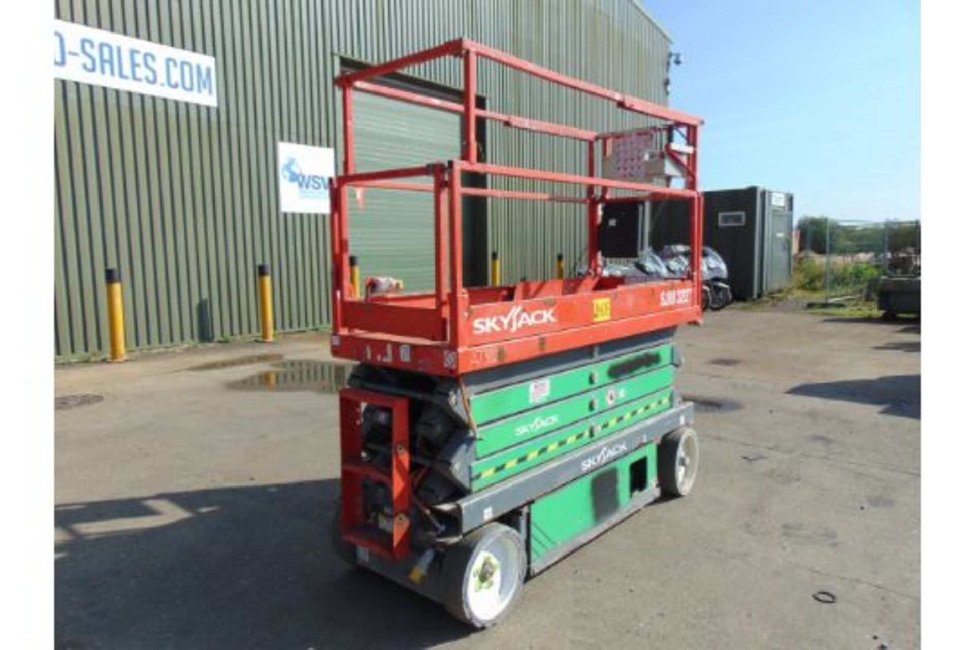 Skyjack SJIII 3226 Electric Scissor Lift Access Platform ONLY 195 Hours! - Image 2 of 17