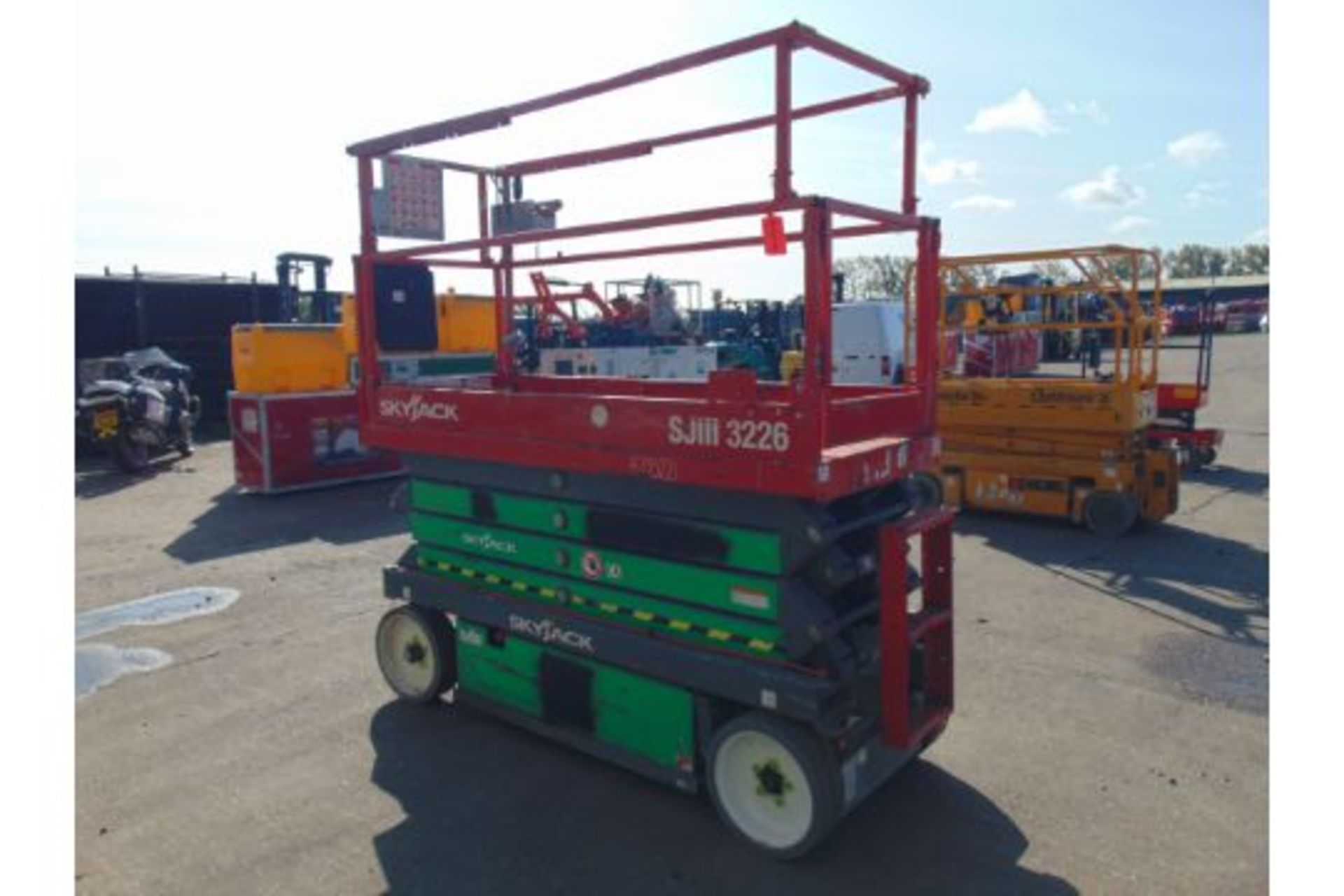 Skyjack SJIII 3226 Electric Scissor Lift Access Platform ONLY 195 Hours! - Image 4 of 17