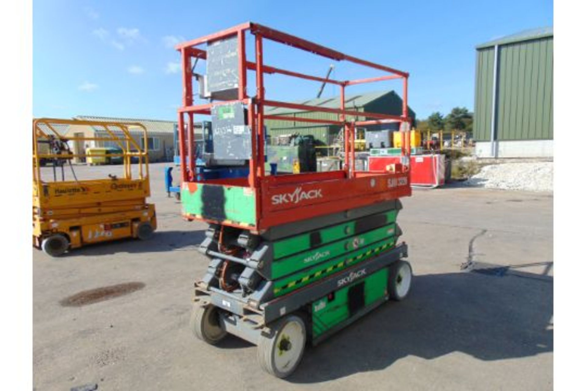Skyjack SJIII 3226 Electric Scissor Lift Access Platform ONLY 195 Hours! - Image 6 of 17