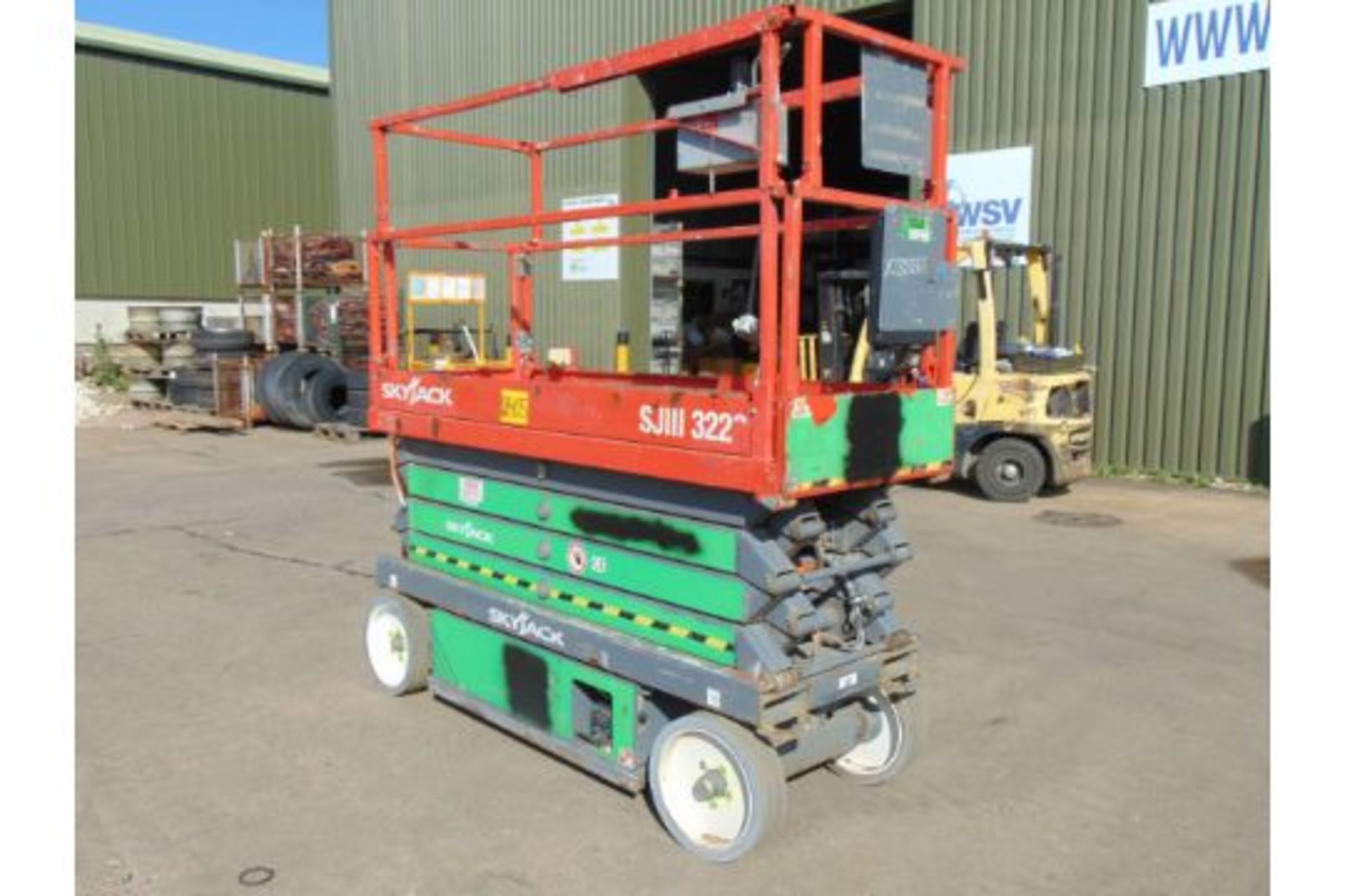 Skyjack SJIII 3226 Electric Scissor Lift Access Platform ONLY 195 Hours! - Image 8 of 17