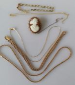Three 15ct yellow gold necklaces, 46, 46, 40 cm, all hallmarked, clasps good, 30g