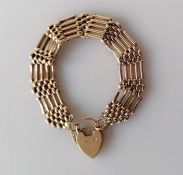 A yellow gold gate-link bracelet with heart clasp, 18 cm, 20g