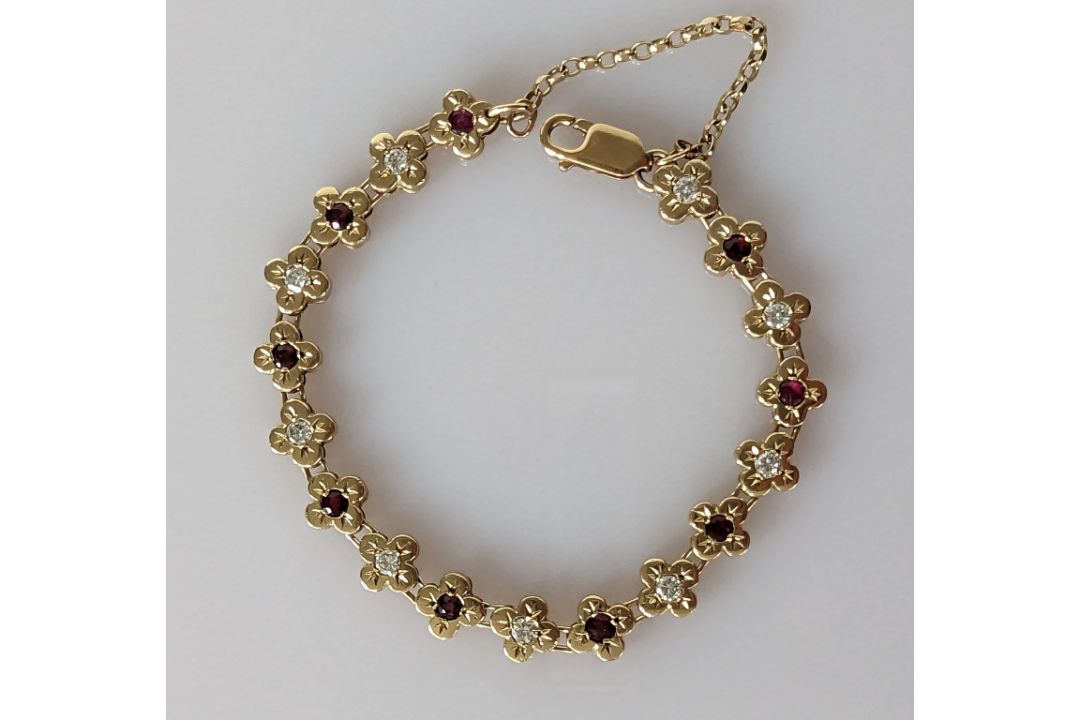 A 9ct gold bracelet with diamond and garnet floral design, hallmarked, 15.5 cm, 20g - Image 2 of 3