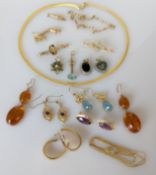 A pair of mid-century yellow gold earrings with etched decoration and a yellow gold neck chain, 51 c