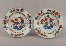 ZWEI IMARI-TELLER, Porzellan, in Unterglasurblau, Eisenrot und Gold dekoriert, Dm 22, min.ber., CHI