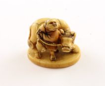 NETSUKE HIRTE MIT OCHSE, Elfenbein, der Knabe versucht den Ochsen in eine andere Richtung zu lenken