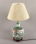 VASE, Porzellan, in den Farben der famille verte dekoriert, am Hals und auf der Wandung umlaufend G