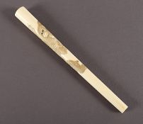 GRIFF, Elfenbein, im vertieftem Relief drei Affen mit einem Vogel, L 21,5, JAPAN, um 1900 Experteng