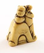 NETSUKE KARAKO, Elfenbein, der Knabe lehnt an einem Tisch, schöne goldgelbe Patina, H 4,8, JAPAN, 1
