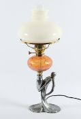 JUGENDSTIL-TISCHLAMPE, Zinn, rest., Tank aus farblosem Glas mit polychromen Aufdampfungen, irisiert
