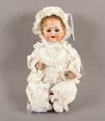 PORZELLANKOPFPUPPE, Heubach, beweglicher Kurbelkopf mit gemalten Wimpern, Brauen und Lippen, Zähne,