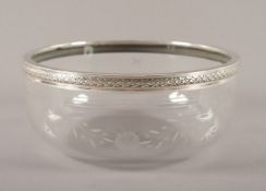 SCHALE, farbloses Glas mit Zierschliff, Randmontierung 950/ooo, Dm 18, minst. gedellt u. ber., FRAN