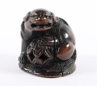 NETSUKE SHISHI MIT BROKATBALL, Buchsbaum, das große Tier hält mit einer Pfote den Ball in dem sich 