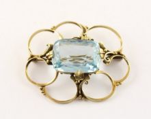 BROSCHE, 585/ooo Gelbgold, besetzt mit einem Aquamarin, 24,0 x 18,0 mm, 17,9g