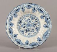 FÄCHERPLATTE, Blaudekor, Dm 22,5, min.best., zwei Haarrisse, HANAU, um 1720 