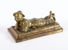 LIEGENDER JUNGE, Bronze
