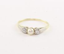 Perlring, 585/ooo GG, Akoyaperle und zwei Altschliff Brillianten ca. 0,20 ct, 1,6g