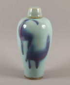 DECKELVASE, harter grauer Scherben, blau-violett glasiert, CHINA