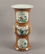 GU-FÖRMIGE VASE, Porzellan, cafe-au-lait-farbene Glasur, CHINA, 18./19.Jh.