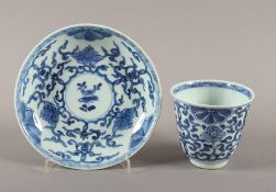 BECHER MIT UNTERTASSE, Porzellan, CHINA, 18.Jh.