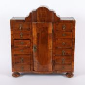 Modellschrank, Nussholz, deutsch, M.18.Jh.