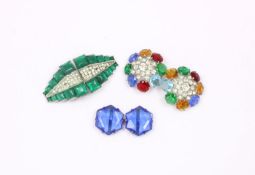 Drei Gürtelschließen, Weißmetall, Glassteine und Strass