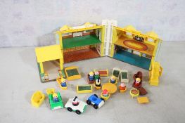 1969 Fisher Price Play Family House 952 + Xtras
