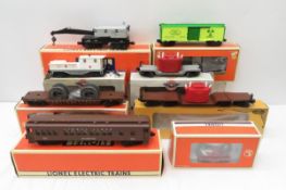 8 Lionel Train Cars, Most New open Box